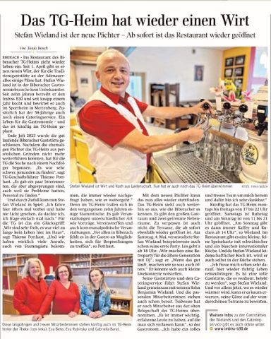 Ein Wirt zapft Bier in einem Gaststätte, umgeben von Artikeln und Fotos.